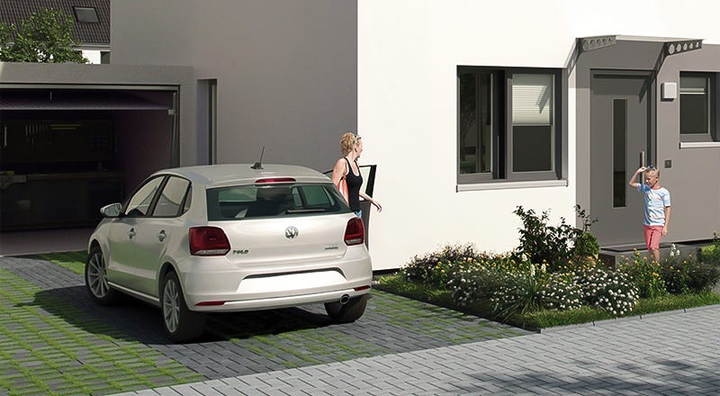 Stellplätze und Garagen im Quartier Auto parkt vor einer Garage vor einem neu gebauten Haus