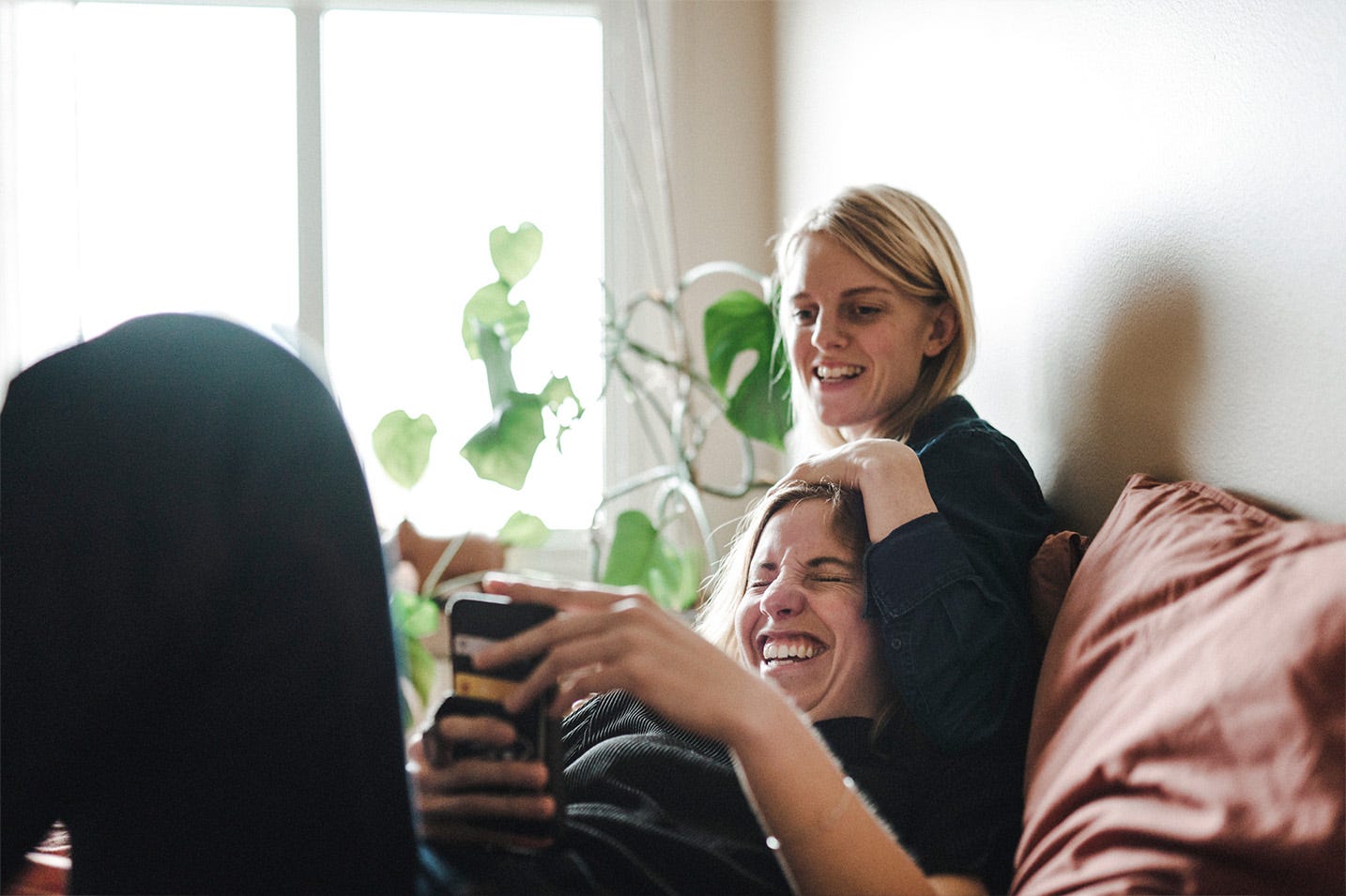 Neubau-Immobilien von Bonava Zwei Personen sitzen auf einem Sofa in einer Neubau-Immobilie von Bonava