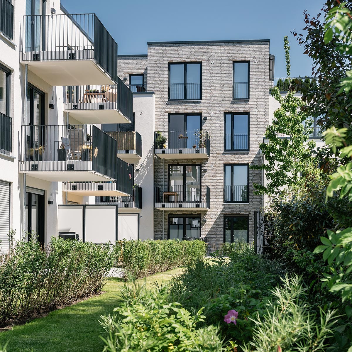Außenansicht eines Neubauprojektes von Bonava in Hamburg mit Balkonen und Gärten